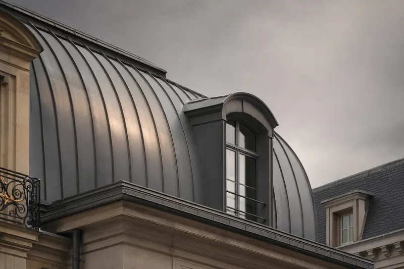 Courbe d'une toiture en zinc à joint debout, reflets métalliques