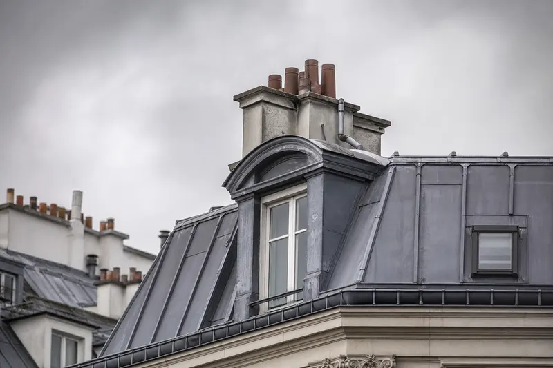 Toiture mansardée en zinc avec lucarne restaurée, secteur sauvegardé d'Angers